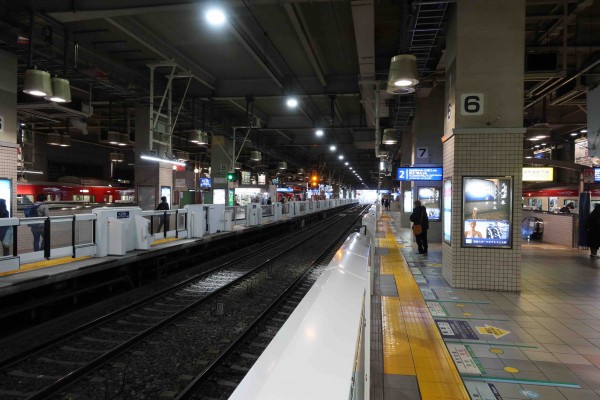 ビルの中にビルトインされている京急線上大岡駅。都内や羽田空港へのアクセスも良好 