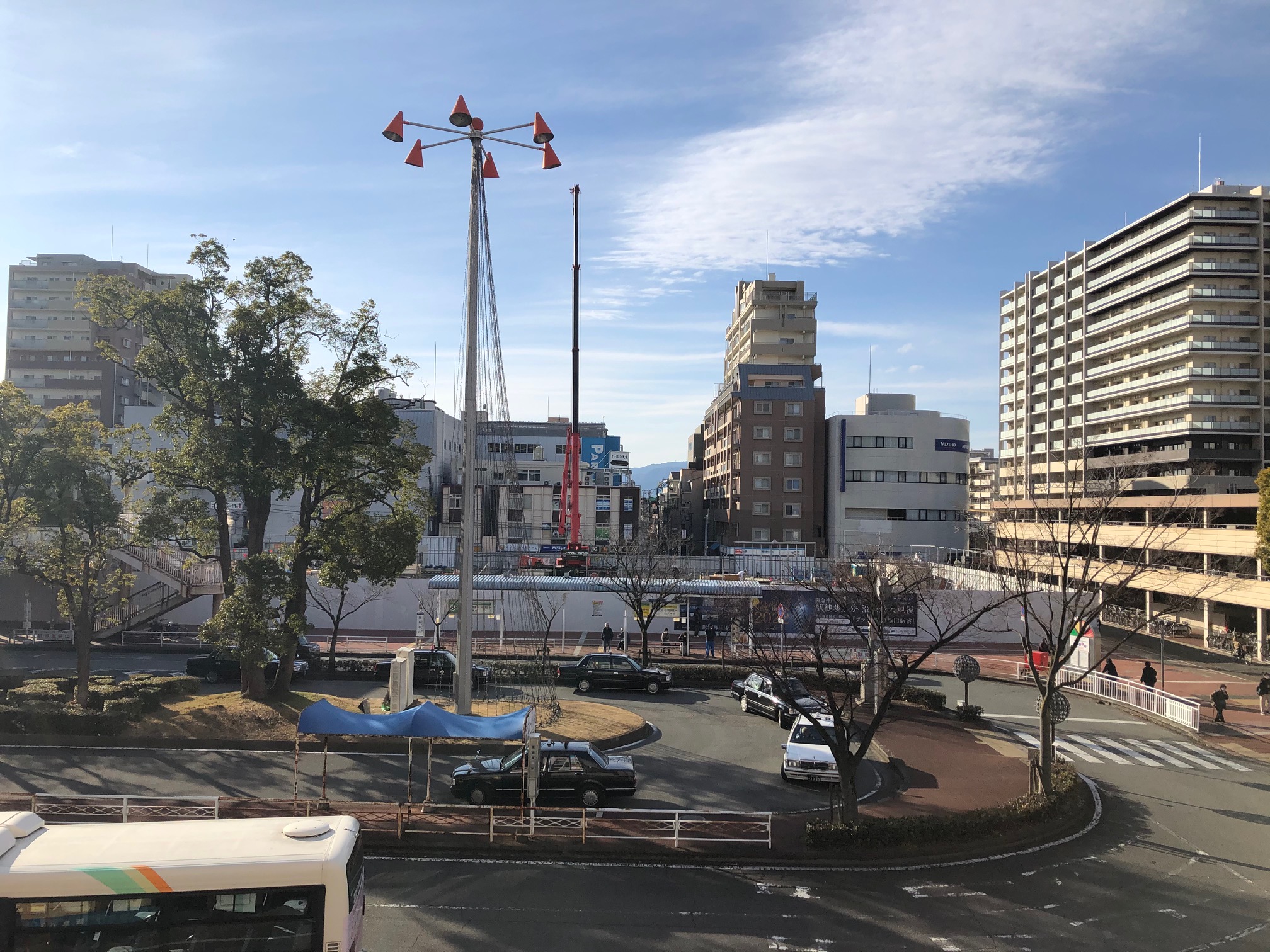 2022年の完成に向けてマンションの新築工事が進む阪急電鉄塚口駅前。