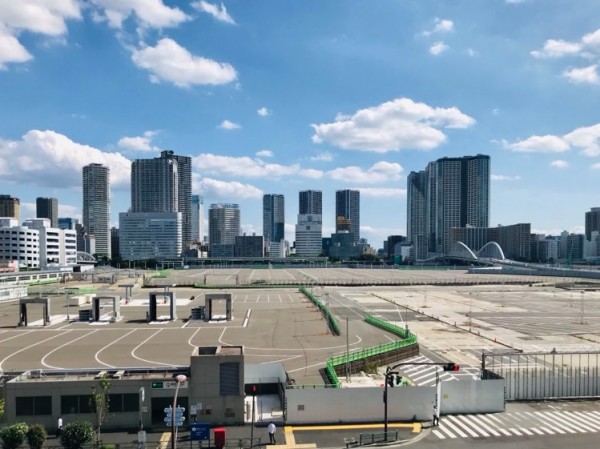 きれいに整地された築地市場の場内跡地。東京オリンピックでは、バスターミナルとして使用される予定。後方に見えるのは、カチドキのタワーマンション群（2020年10月撮影）