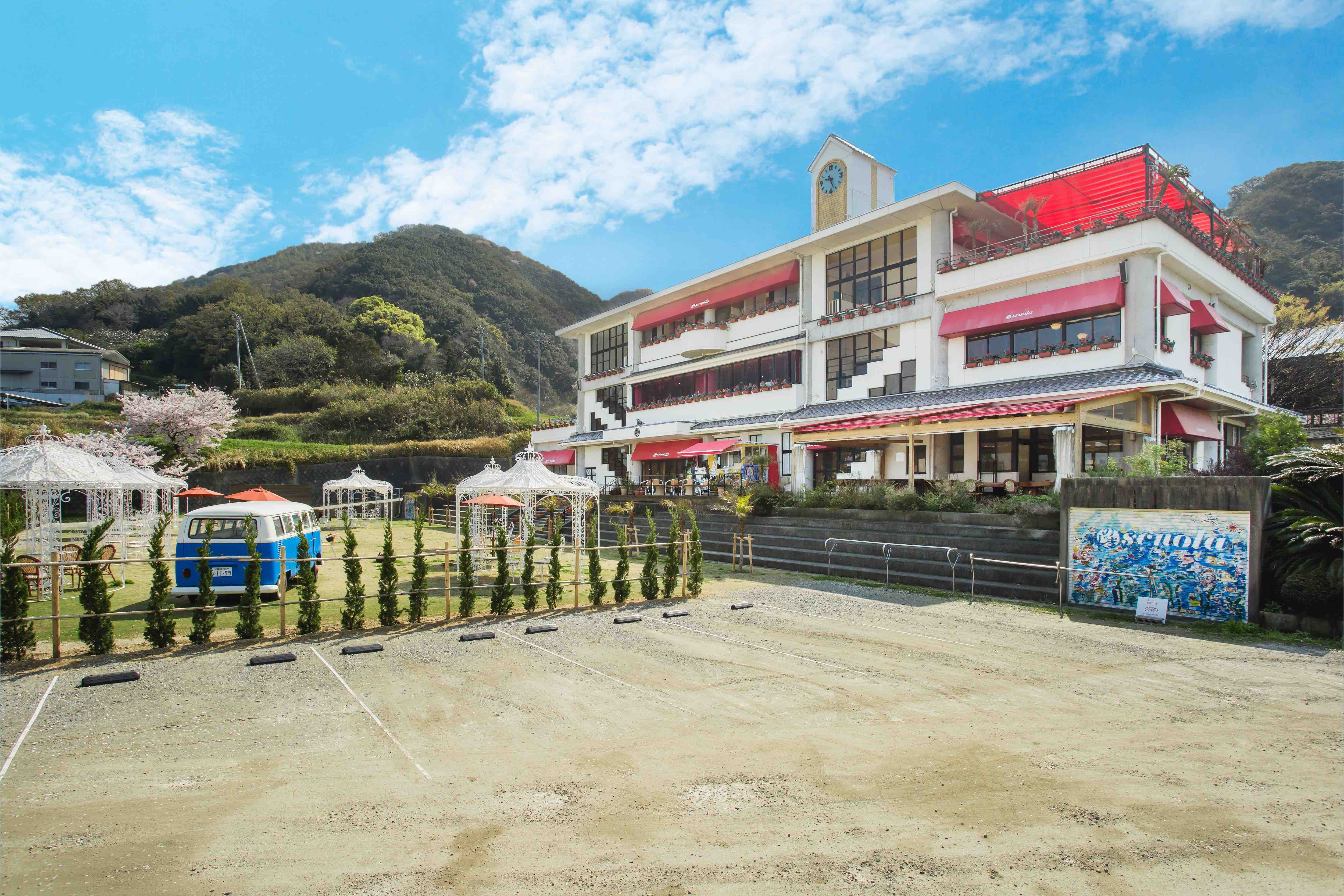 閉校した小学校が、淡路島の特産品ショップや淡路島の食が楽しめるレストランなどが入って複合施設として生まれ変わった「のじまスコ―ラ」。