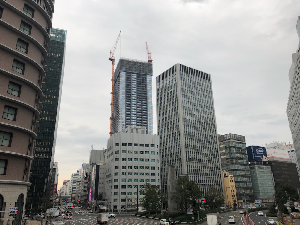 2月上旬に梅田新歩道橋から撮影。奥に見えるひと際高い超高層ビルが、プロジェクトのシンボル。手前に曽根崎警察著、左手には阪急うめだ本店も確認できる