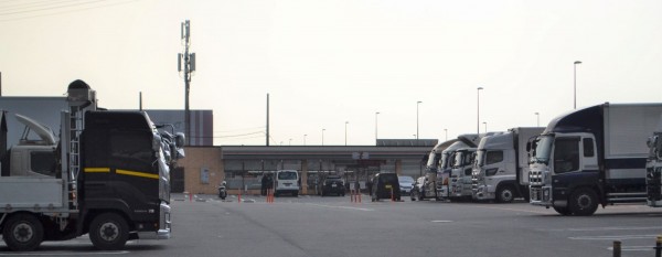 コンビニの前にはズラリと大型車が並ぶ＝2021年2月7日