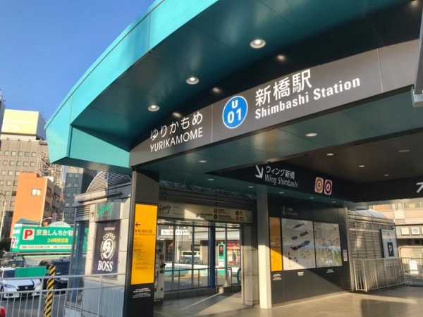 JR線、東京メトロ、都営地下鉄、ゆりかもめなどが乗り入れ、バスのロータリー、地下駐車場もある新橋駅東口。 