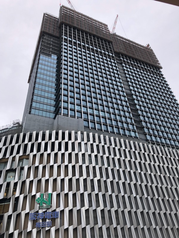 4月上旬に撮影した「大阪梅田ツインタワーズ・サウス」。地下2階から地上9階までは阪神百貨店が入る百貨店ゾーン、11階からはオフィスゾーンとなる。