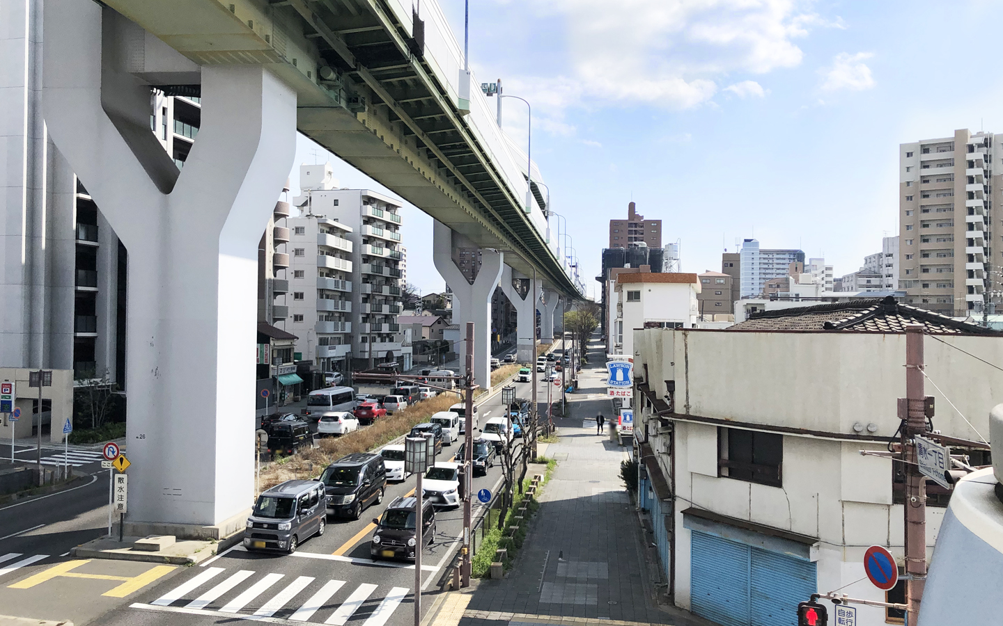 名鉄瀬戸線「清水」駅のすぐ西には、国道41号線と名古屋高速1号楠線が通る。幹線道路沿いはビルやマンションが点在している
