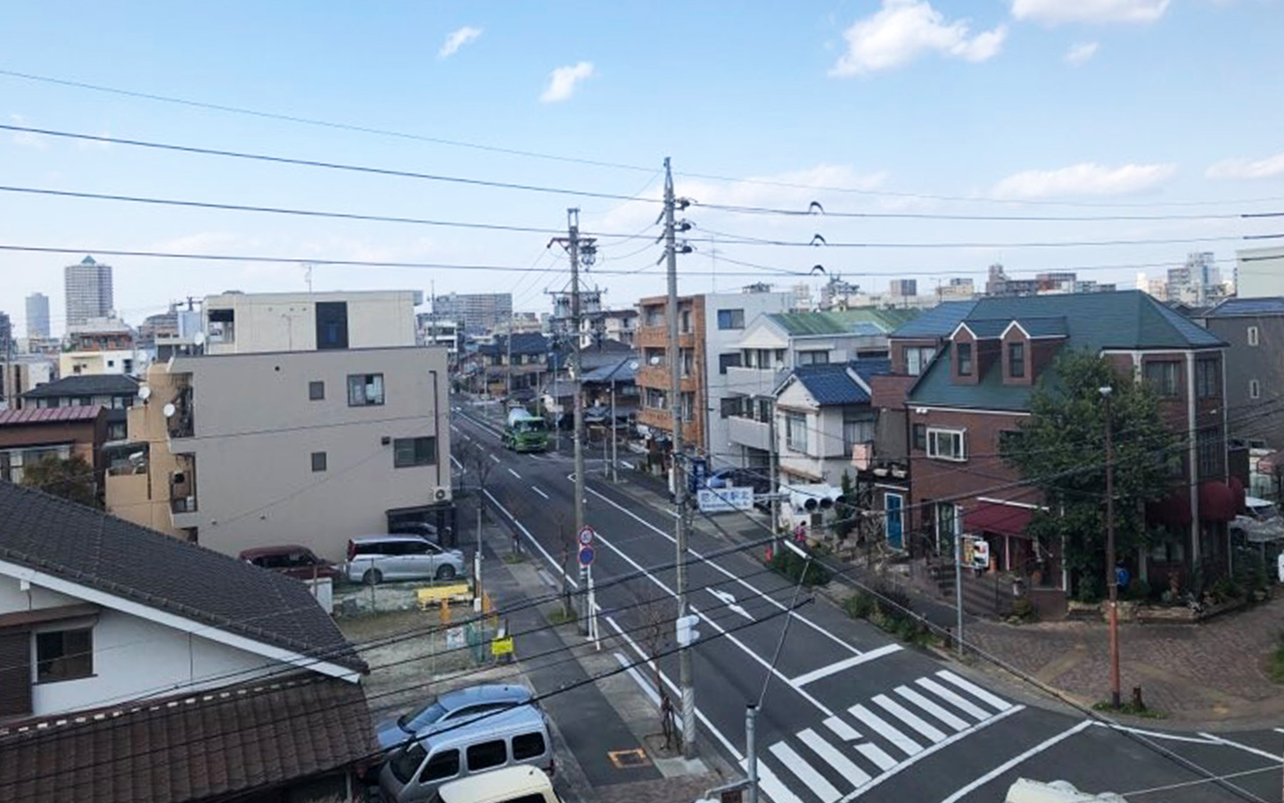 名鉄瀬戸線尼ケ坂駅から見た風景。名古屋でも有数の高級住宅街・東区白壁にも近く閑静な街並みが特長だ