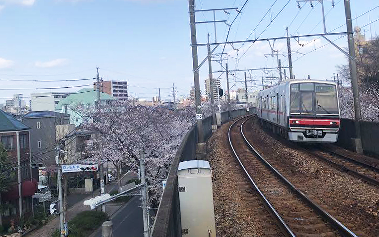 名鉄瀬戸線「清水」～「尼ケ坂」駅間は約500m。路線の中でも短い距離だが、散策しやすいのが利点だ(写真は2021年3月撮影)