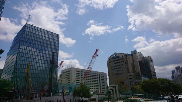 天神交差点からの画像。手前が福ビルの跡地で、左奥の建物が天神ビジネスセンター。