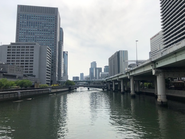 大江橋から西側を撮影。左手には日本銀行大阪支店や中之島セントラルタワーなどが望めるなど、この一帯は大阪のビジネスの中心的役割を果たす
