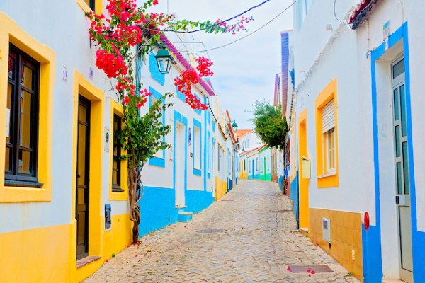 石畳の美しい家並み。物価が安い、治安がよいなど住みやすいポルトガル。