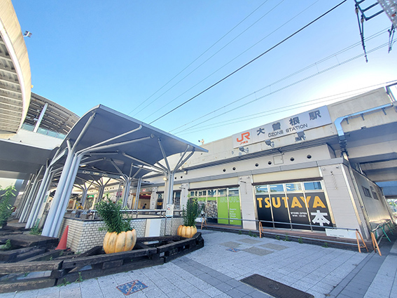 大曽根駅は名古屋市東区・北区に位置する。繁華街の栄駅や名古屋城のある市役所駅など、名古屋市内の主要な場所を通る環状線の地下鉄名城線も交わる。ターミナル駅だけあり、周辺には飲食店が集まる。（2021年5月撮影）