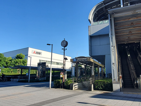 JR大曽根駅の北口を出てると「三菱電機 名古屋製作所」の建物が確認できる（2021年5月撮影）