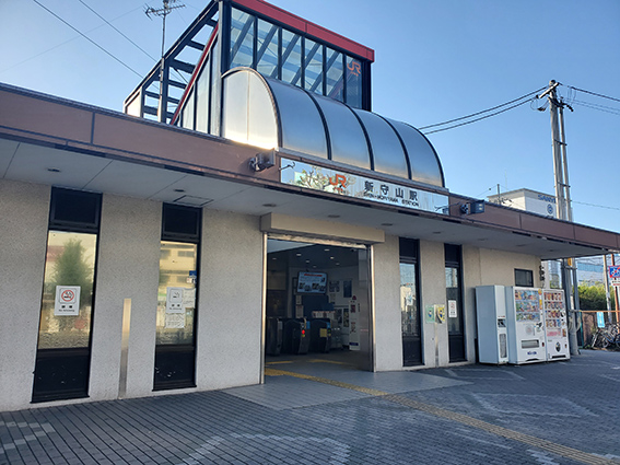 JR中央本線の新守山駅。駅の裏手には「アピタ新守山店」があり、生活利便性もよい。（2021年5月撮影）