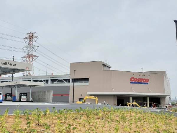2021年7月にオープン予定の「コストコ 守山倉庫店」の建設が進んでいる。（2021年5月撮影）