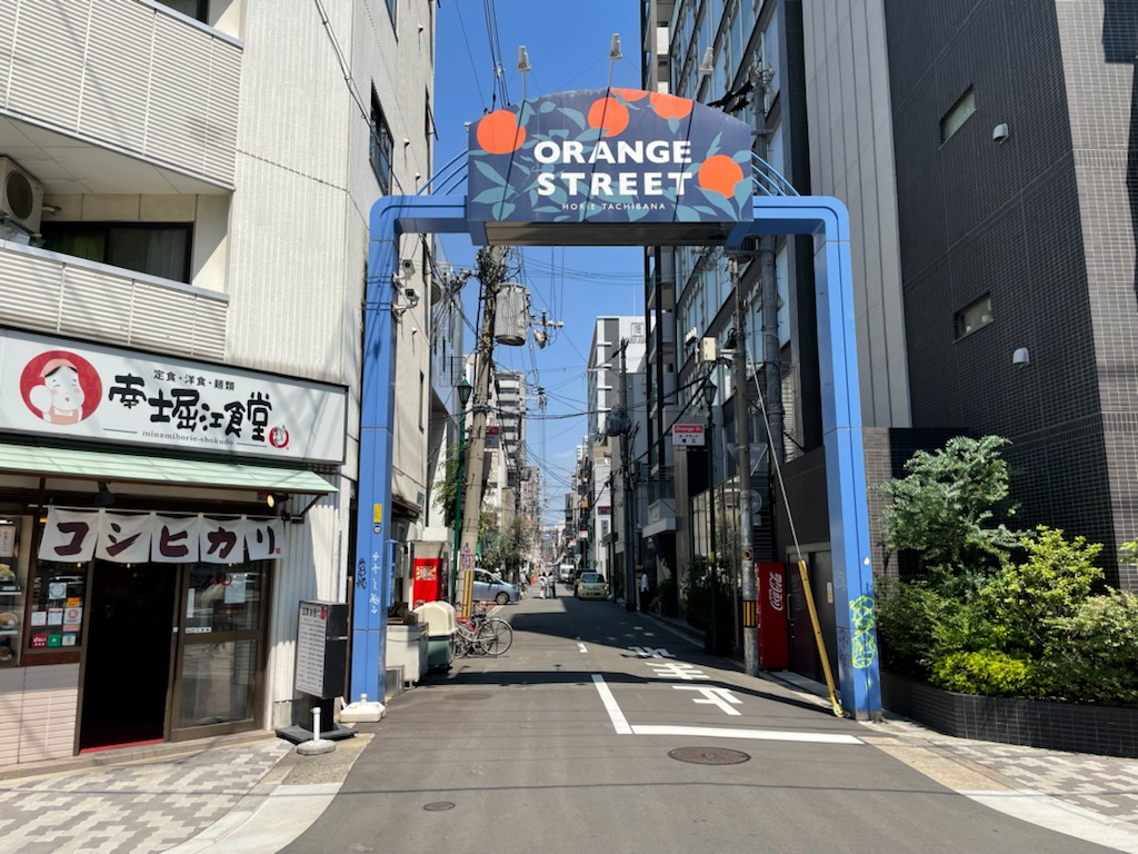 堀江エリアの代名詞である「オレンジストリート」。全長800mの通りの両側には、インテリアショップやセレクトショップ、雑貨店やカフェなど、おしゃれな店が並ぶ