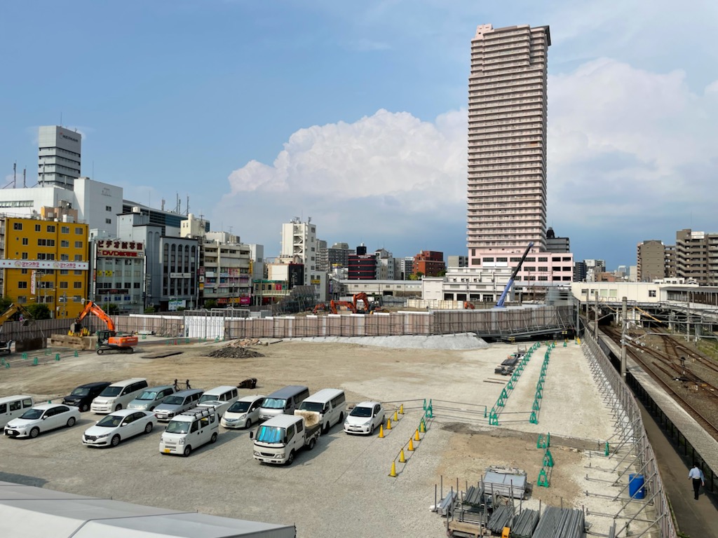 京橋駅の西側にある旧イオン京橋店跡地。ここには「オフィス複合型商業施設」が建てられるとの見方が強い