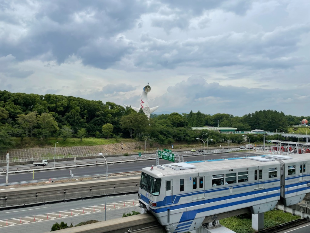 万博記念公園のシンボルである「太陽の塔」の目の前を、中国吹田ICがある中国自動車道や交通量の多い大阪中央環状線、電車では大阪モノレールが通っている
