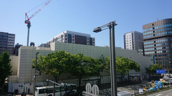 博多駅前の工事現場（4月時点）。博多口の正面にあった西日本シティ銀行本店は解体され、2025年には同行やオフィス、商業施設が入る地上13階・地下2階のビルが完成する予定。