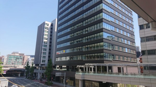 今春に開業した「博多深見パークビル」（画像右手）。地上13階・地下1階で、低層階は商業施設、高層階はオフィスフロアとして使用される。