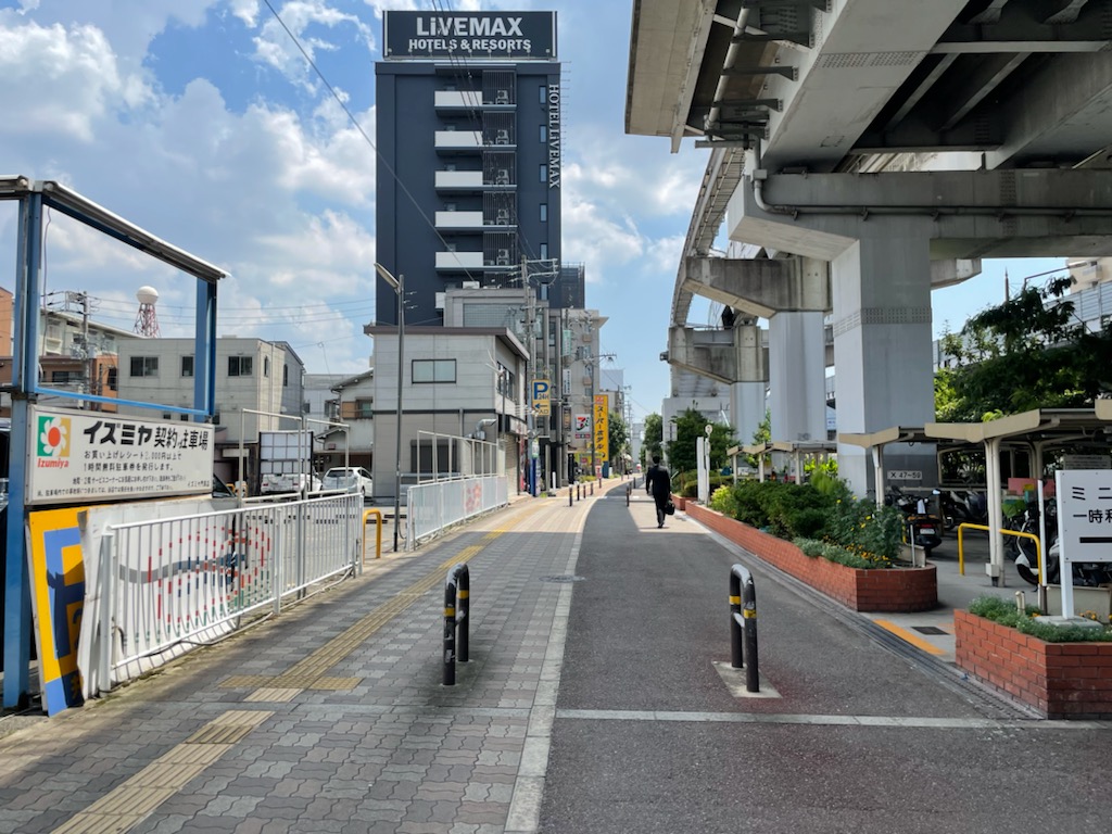 京阪「門真市」駅の南口から計画地に向かうまでに、ビジネスホテルやコンビニを通り抜け、徒歩10分程度で到着する