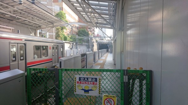 対面式ホームの不動前駅。日吉寄りのホームを延伸し、ホームドアを設置している。