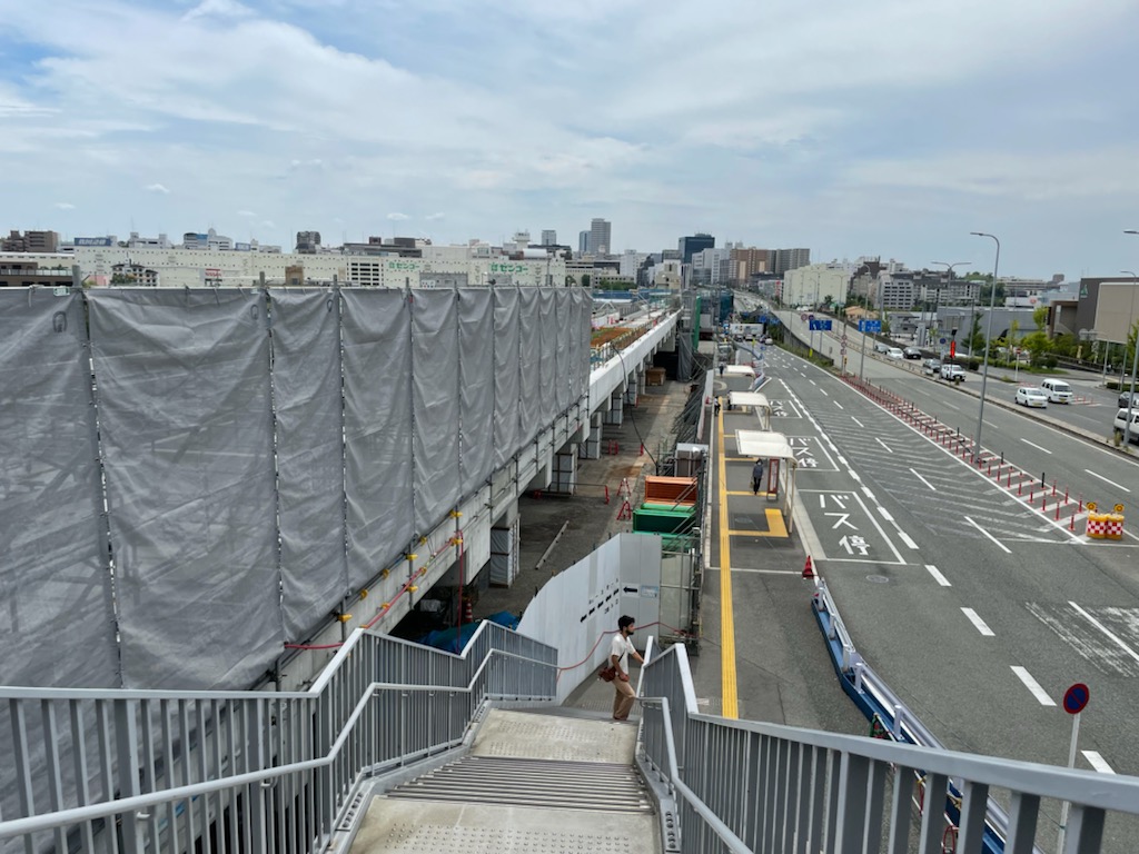 現在は新御堂筋沿いに連なるバス停だが、新駅開業に伴い、駅前にバスターミナルが設置される予定