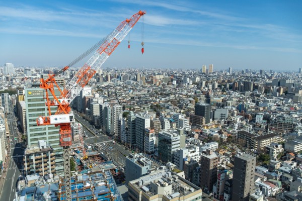 文京シビックセンターから建設当時の文京ガーデンゲートタワーを見下ろす（現在は完成済み、Tsushimahikari/写真AC)