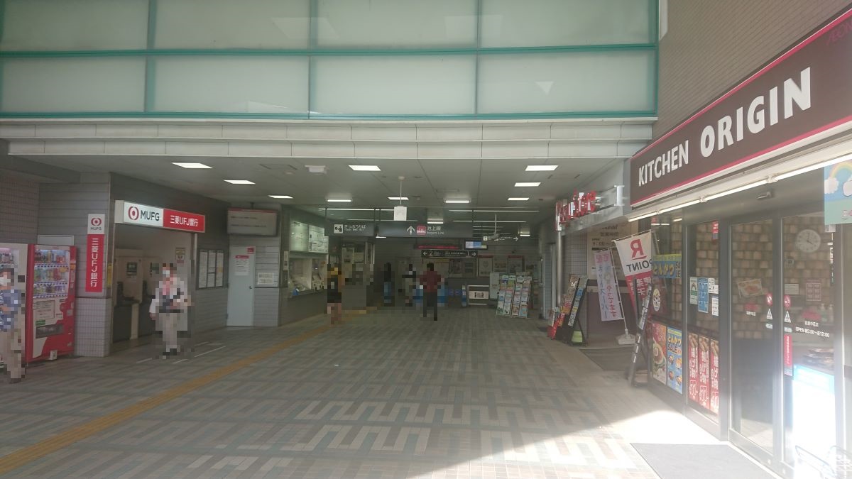 荏原中延駅前の様子。1989年に駅は地下化していて、駅前には交番が設置。駅ビルの2階には東急スーパーが入っている。周囲には住宅と商店が広がる、典型的な東京の下町といったところ。