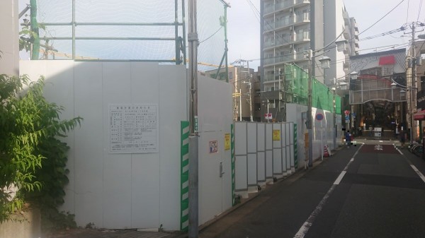 駅のすぐそばで始まったマンション開発。すでに解体されたのが、以前は三菱UFJ銀行の支店が建っていた。駅の南側（画像奥）にはアーケードの「なかのぶスキップロード」が広がる。 