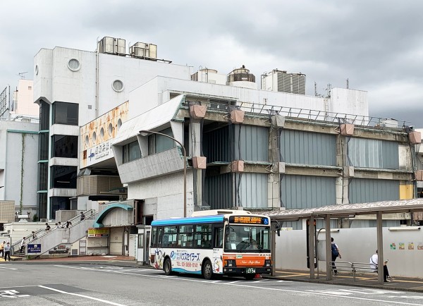 西新井西口の駅ビルは現在工事中で、断面がむき出しになっている。