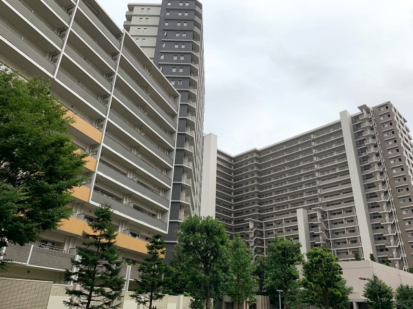 西新井駅西口周辺のマンションは比較的新しい。高級賃貸物件もある。