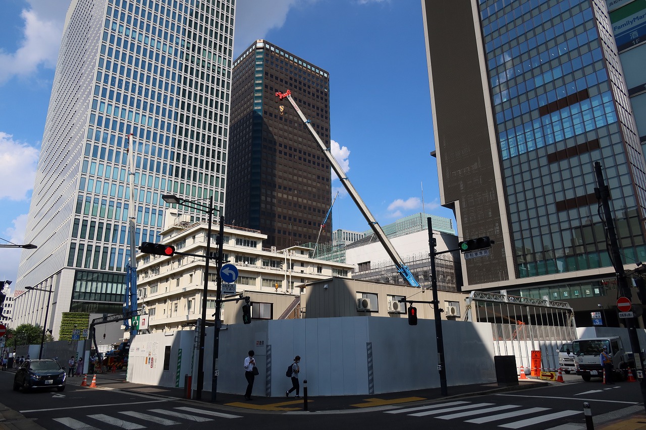 浜松町駅周辺でも複数の開発計画がある。写真は手前が浜松町二丁目地区の工事現場。中央の黒い建物がこれから解体、建替えられる世界貿易センタービル