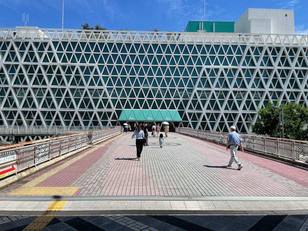 セルシーと一体化した再開発が検討されている「千里阪急」。1970年の大阪万博開幕に合わせる形で開業した、千里ニュータウンを象徴する老舗百貨店