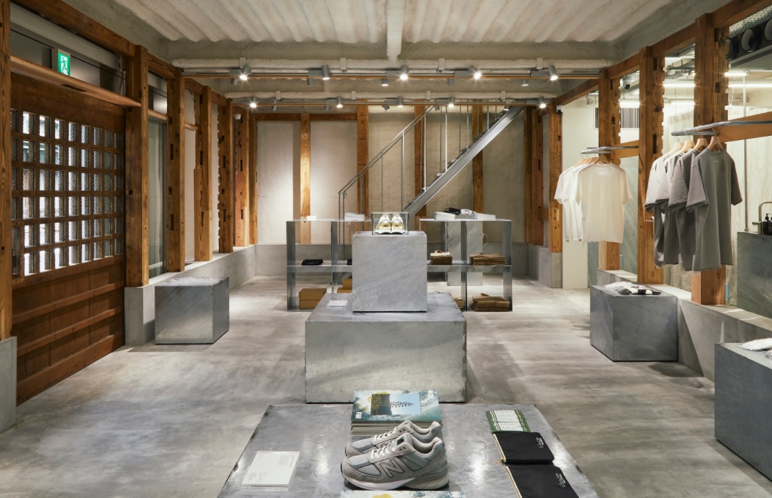 東京・日本橋浜町にデザインスタジオ兼 ギャラリー＆ストアスペースとして新築した“T-HOUSE New Balance”。築122年の蔵を移築して作られた空間で、今回取材させていただいた山翠舎が手掛けた