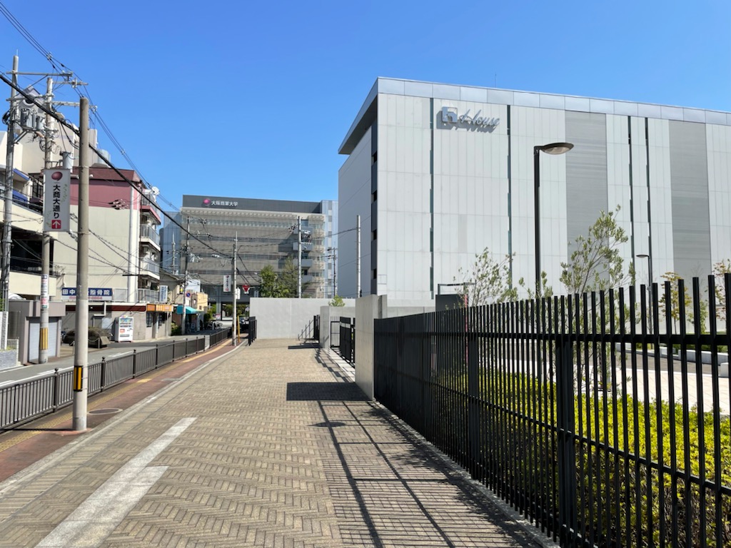 右手は「ハウス食品」大阪本社で、正面奥の建物は「大阪商業大学」のキャンパス。どちらも再開発の計画地に隣接する