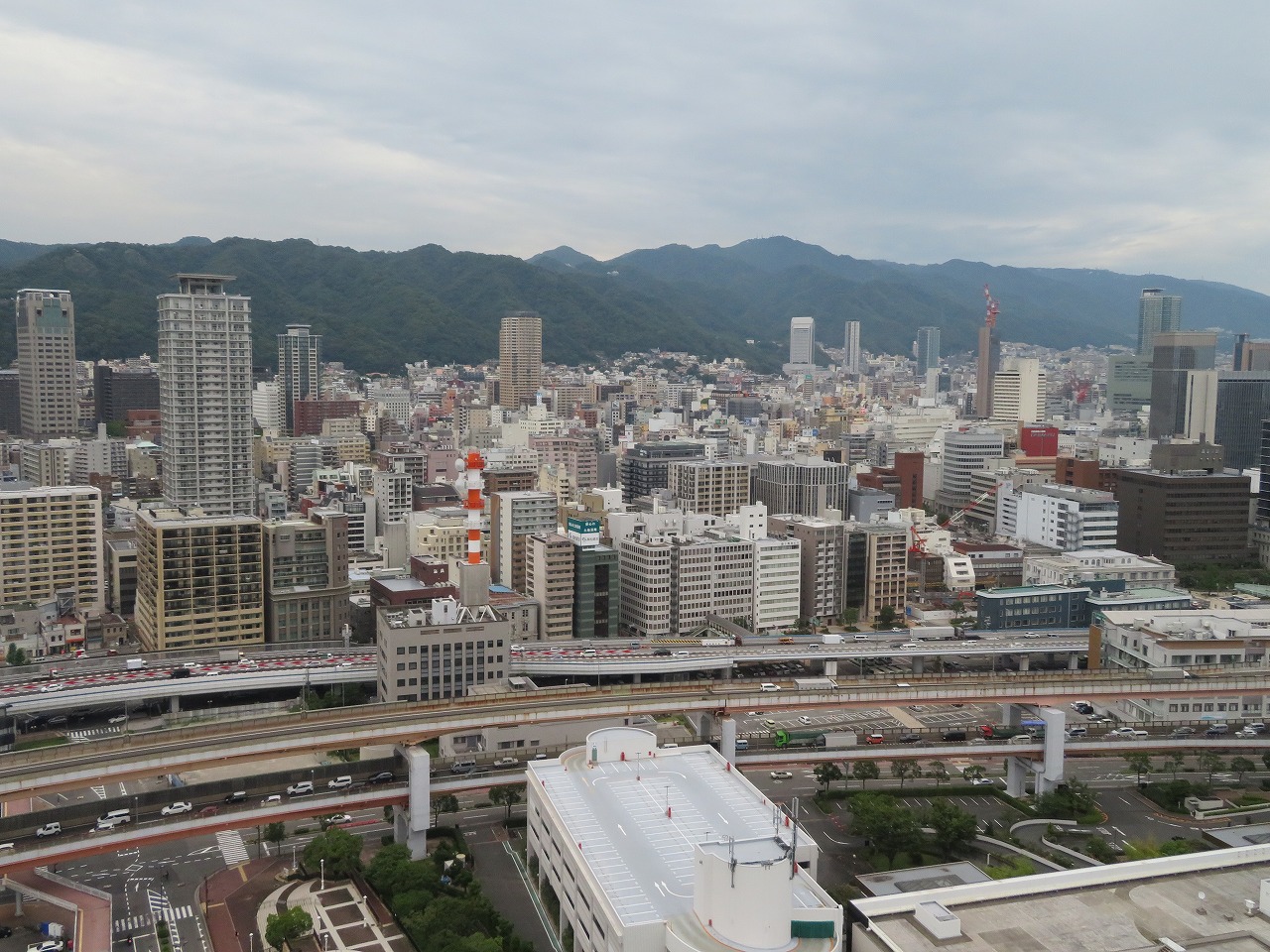 神戸市は海側の中心部は平坦なものの、山側に向かうと非常に高低差があり、山中を切り開いた住宅団地も多く、価格差が大きい