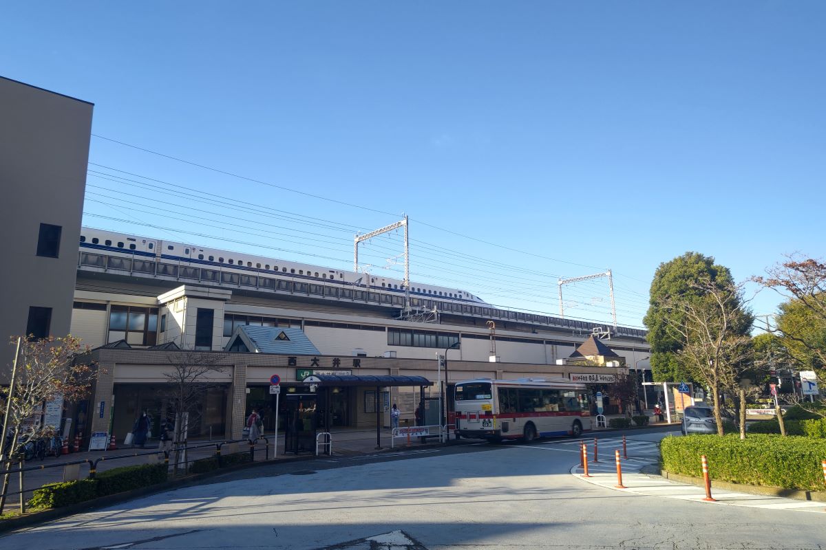 1986年に開業した西大井駅。複数の路線が乗り入れるが停車数が少なく、湘南新宿ラインの快速は通過することも。1日の平均乗車人員は約1万2777人と少ない。
