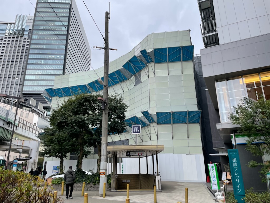 イチエイ総合ビルの解体現場。Osaka Metro「なんば」駅の6番出入口とほぼ直結している