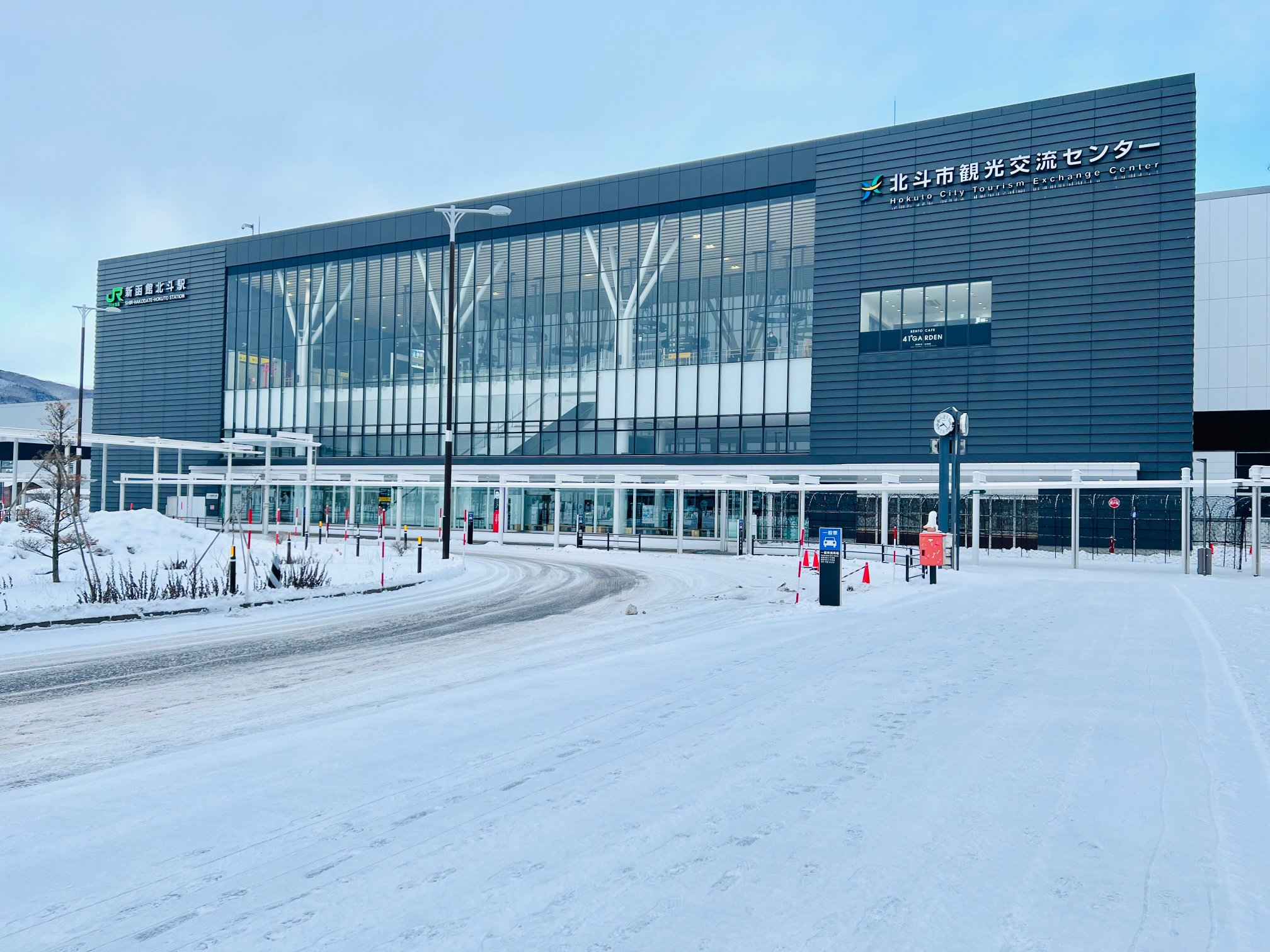 ▲現在の「新函館北斗」駅。駅舎はとても立派で、アンテナショップや観光案内所も設けられている（2021年12月撮影）