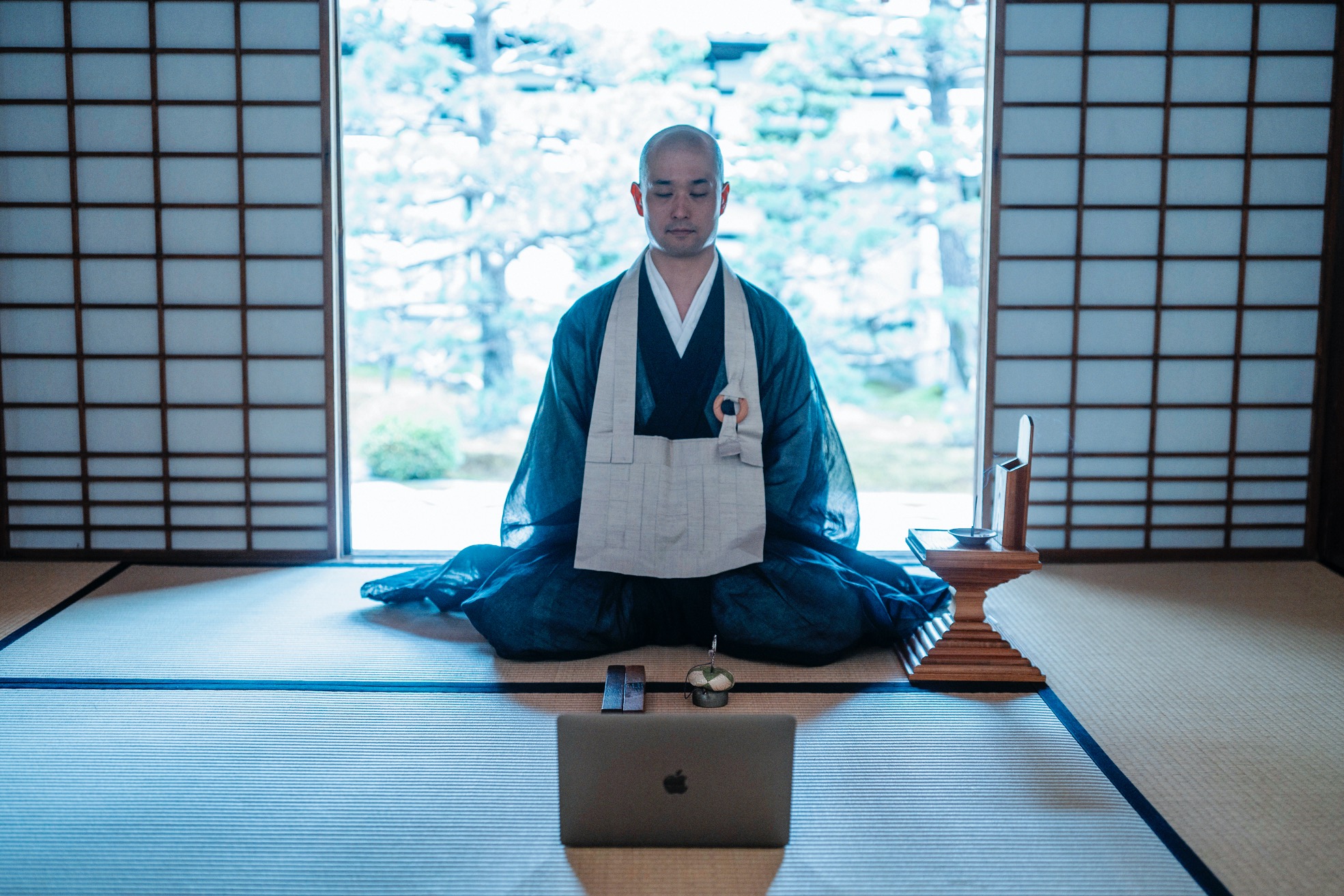 場所や時間にとらわれず坐禅を組んで瞑想。両足院の伊藤東凌副住職。