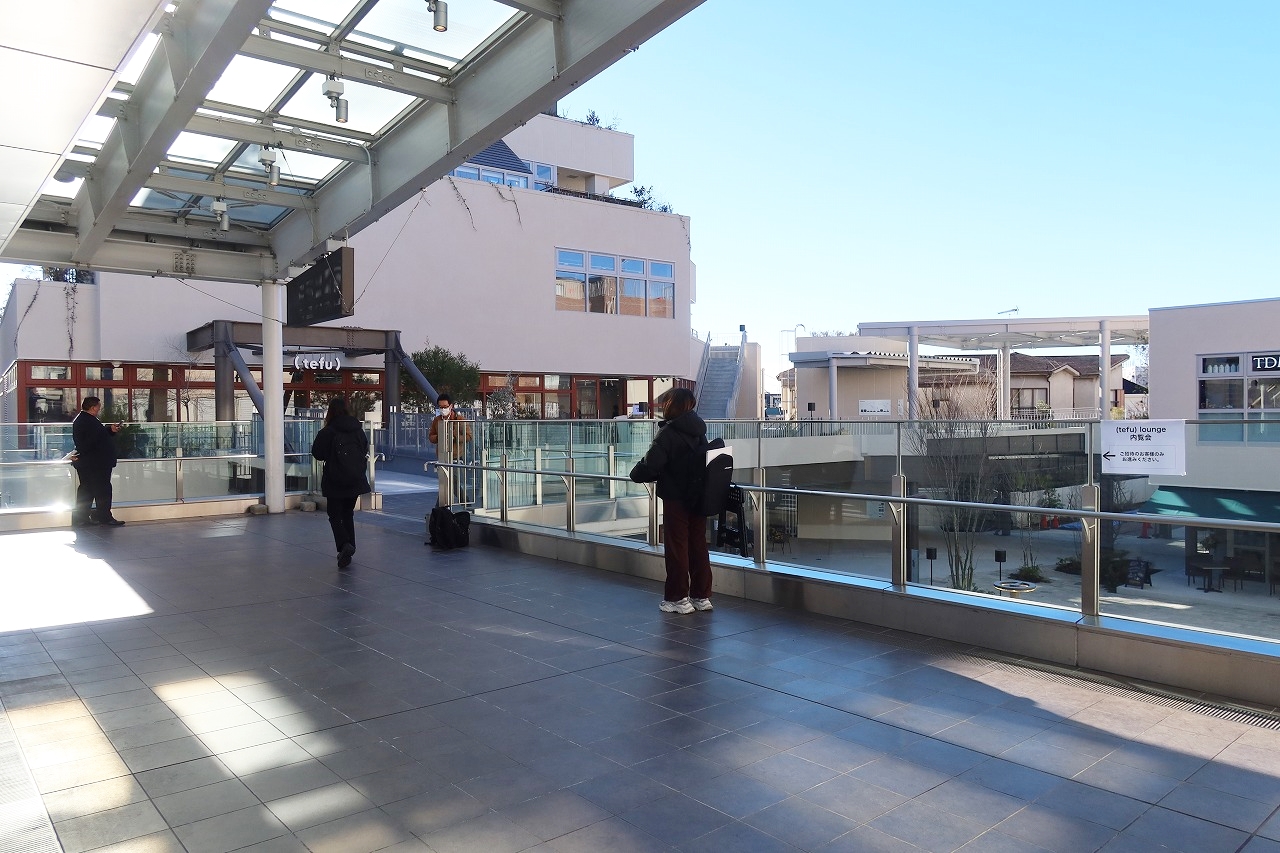 駅の上にある施設シモキタエキウエからはペデストリアンデッキで直結。左手に見える建物だ