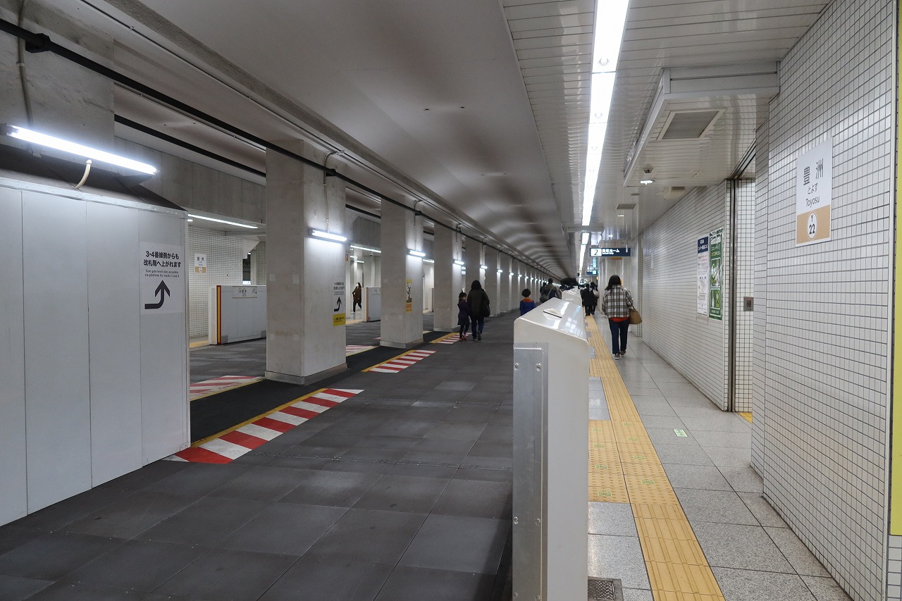 豊洲駅。利用者が増えたため、線路を塞いで利用しやすくしてある