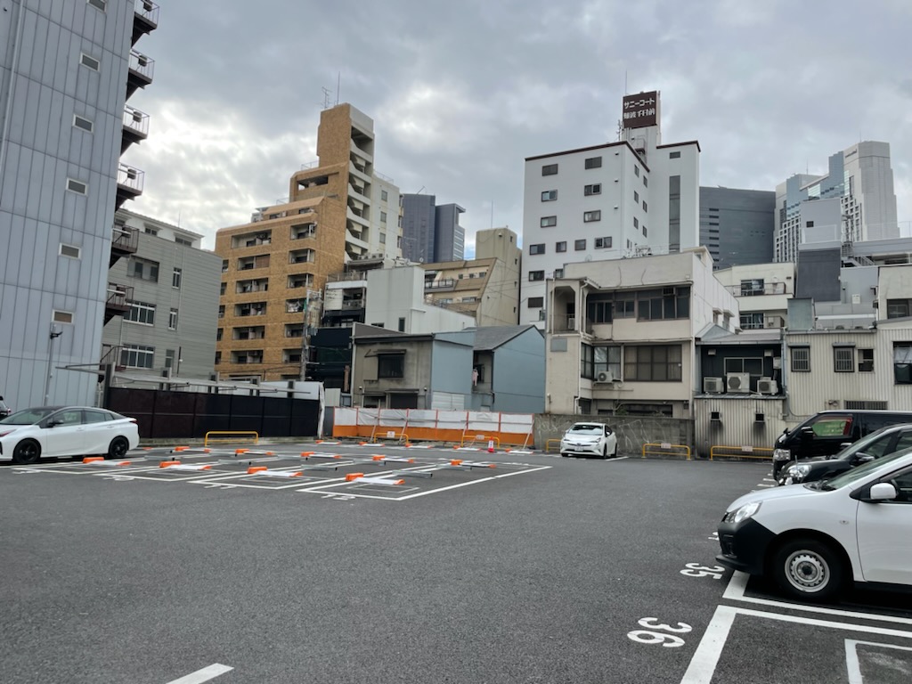「キャプション by Hyatt なんば 大阪」の計画地。現在は駐車場として利用されるが、2024年上半期を目途にオープン予定となっている