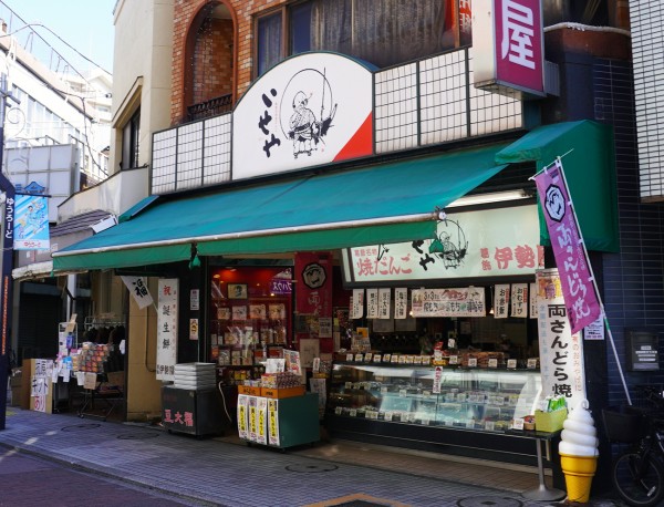 こち亀にちなんだお菓子も置いてある和菓子屋。