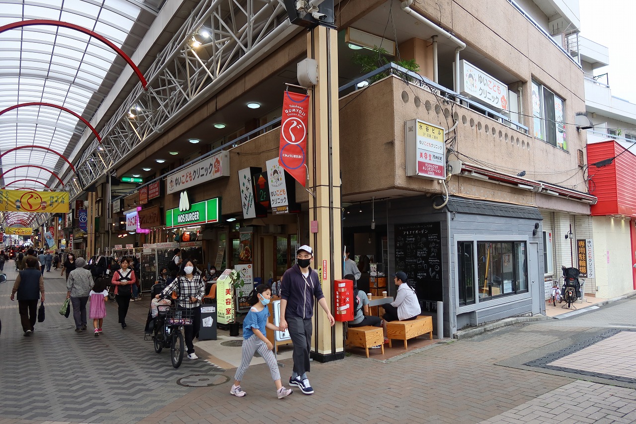 弘明寺商店街。右側角の店舗が