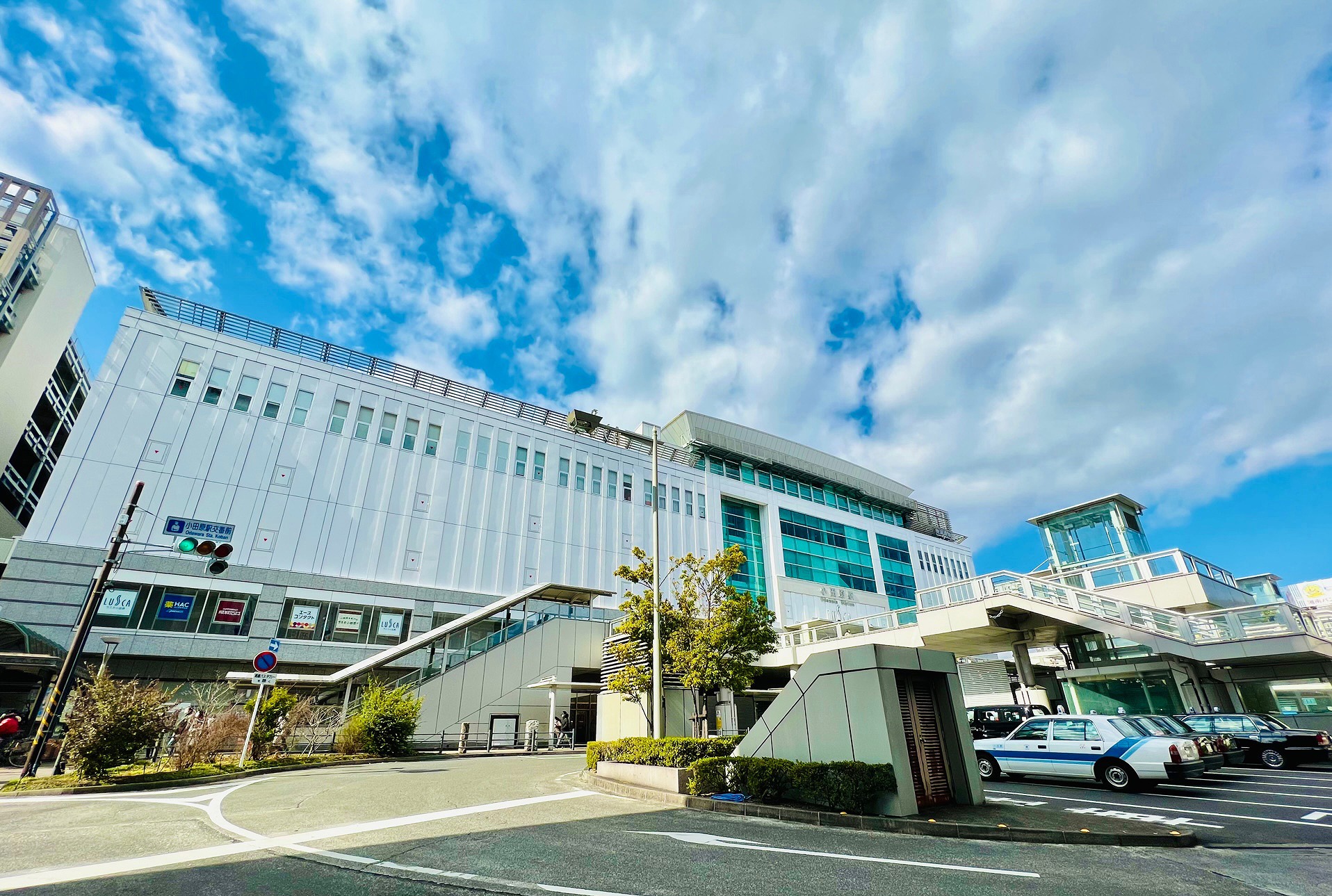 ▲小田原駅東口は市内最大の観光地である「小田原城址公園」の正面玄関とされており、駅前には観光バスが停車する広大な駐車場が広がっていた