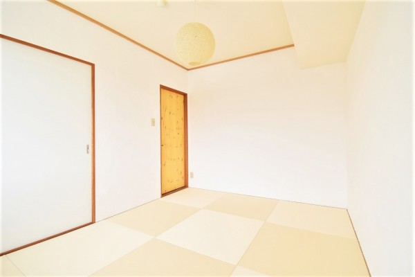 琉球畳を導入することで和室の雰囲気を崩さず、おしゃれに仕立てた。