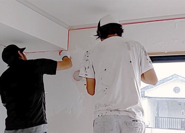 職人が手作業で漆喰を施工する様子を動画におさめてSNSで紹介。リノベーション品質をPRすることにつながっている。