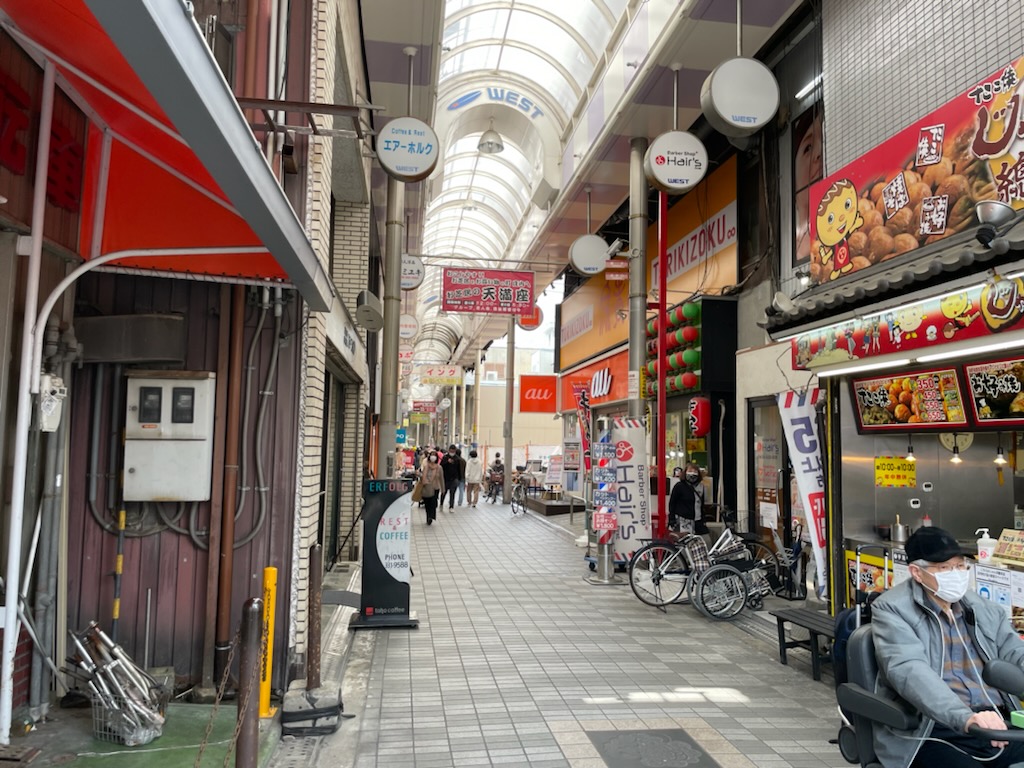 「イオンタウン豊中庄内」の最寄り駅となる阪急「庄内」駅の西口は活気あるエリア。複数の商店街もあり、親しみやすい雰囲気が漂う