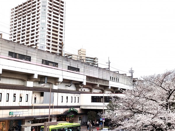 武蔵浦和駅東口。埼京線を挟んで西口のタワーマンションが見える